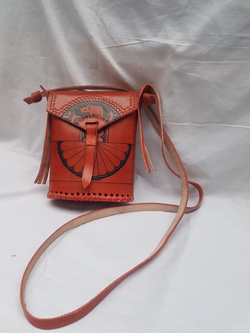 Brown leather bag; fanny pack, shoulder bag